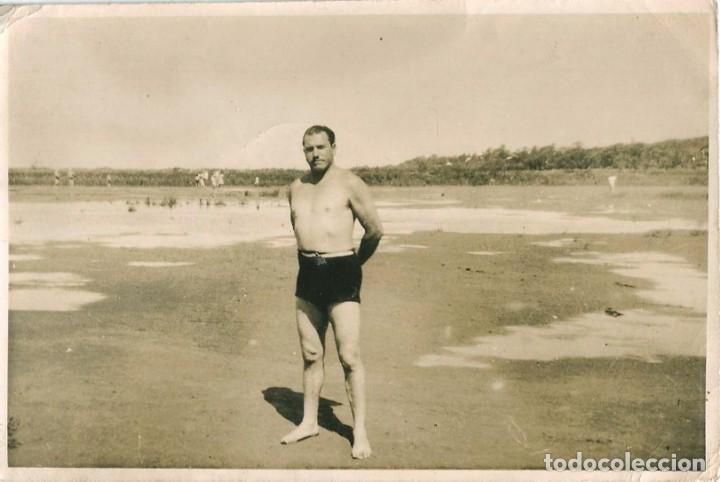Alte Fotografie: X1834 Hombre en ba&ntilde;ador en la playa - Foto 13x8cm 1940'