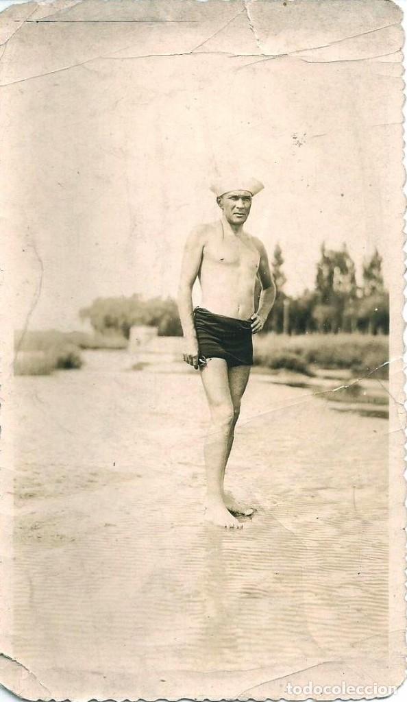 Alte Fotografie: X1835 Hombre en ba&ntilde;ador en la playa - Foto 13x8cm 1940'