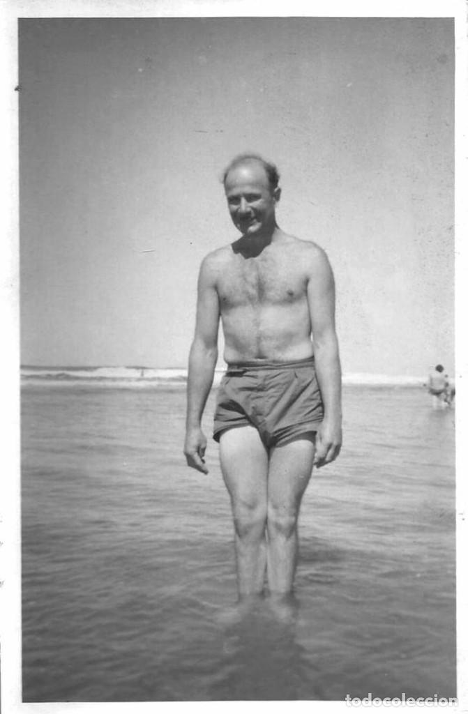 Alte Fotografie: X1836 Hombre en ba&ntilde;ador en la playa - Foto Postal 1950'
