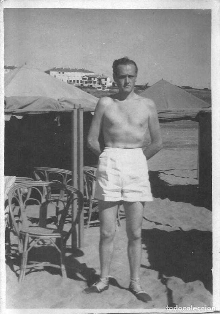 Alte Fotografie: X1844 Hombre en ba&ntilde;ador en la playa - Foto Postal 1950'