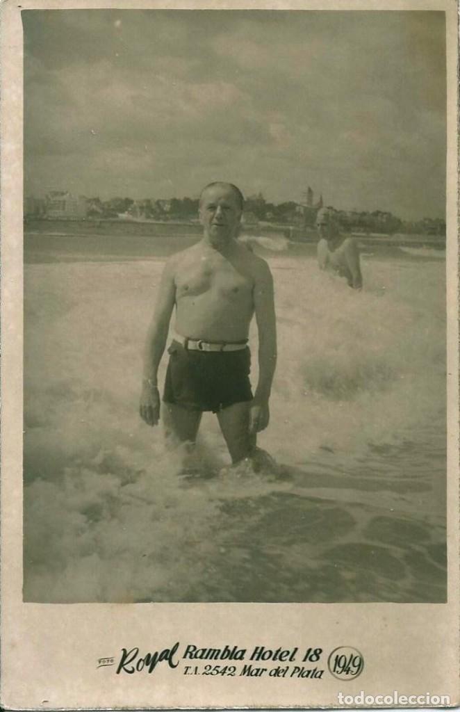 Alte Fotografie: X1848 Hombre en ba&ntilde;ador en la playa - Foto Postal 1949