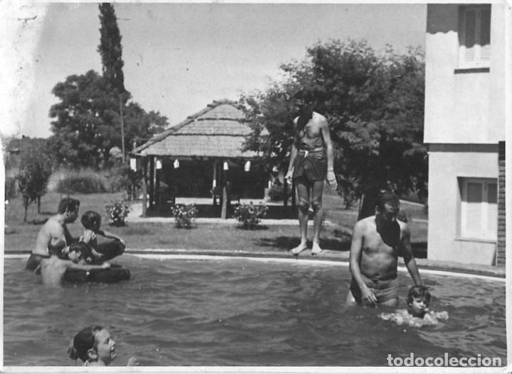 Alte Fotografie: X1854 Hombres y ni&ntilde;os en ba&ntilde;ador en la piscina - Foto 11x8cm 1960'