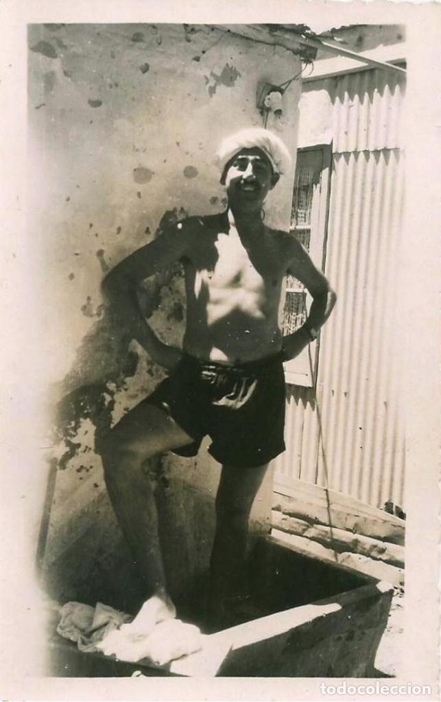 Alte Fotografie: X1850 Hombre en ba&ntilde;ador con turbante - Foto 11x7cm 1950'