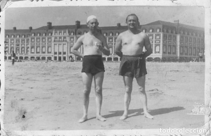 Alte Fotografie: X1851 Par de hombres en ba&ntilde;ador en la playa - Foto 13x8cm 1950'
