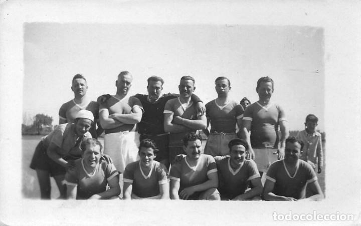 Fotografia antiga: X1857 Hombres en shorts - equipo de futbol amateur - Foto 12x7cm 1940'