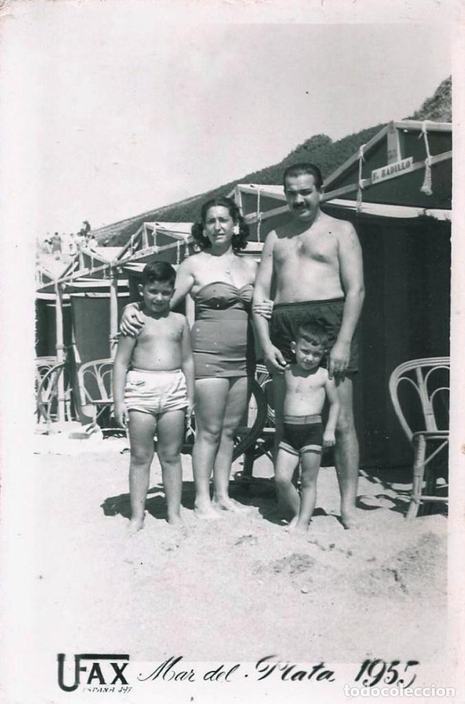 Fotografia antiga: X1859 Ni&ntilde;os y sus padres en ba&ntilde;ador en la playa - Foto Postal 1955