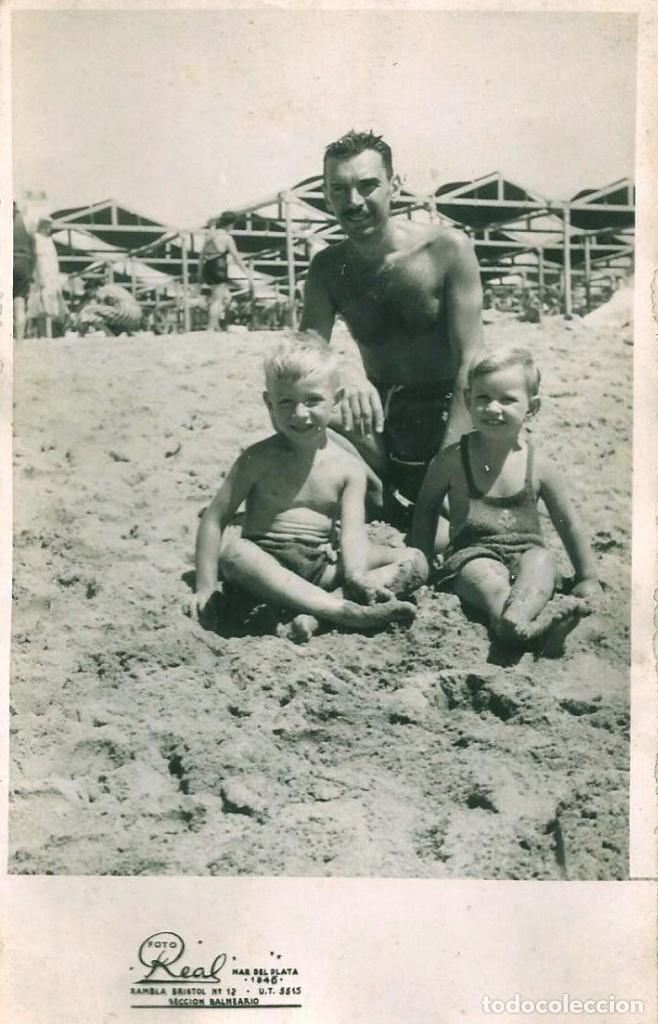 Fotografia antiga: X1860 Ni&ntilde;os y su padre en ba&ntilde;ador en la playa - Foto Postal 1946
