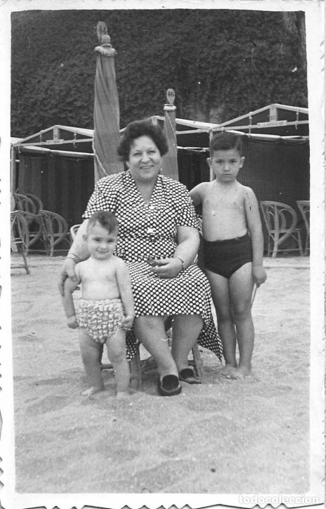 Fotografia antiga: X1861 Ni&ntilde;os en ba&ntilde;ador junto a su abuela en la playa - Foto Postal 1953