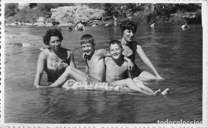 Fotografia antiga: X1868 Bonitos ni&ntilde;os en ba&ntilde;ador abrazados y sus madres en el r&iacute;o - Foto 13x8cm 1960'