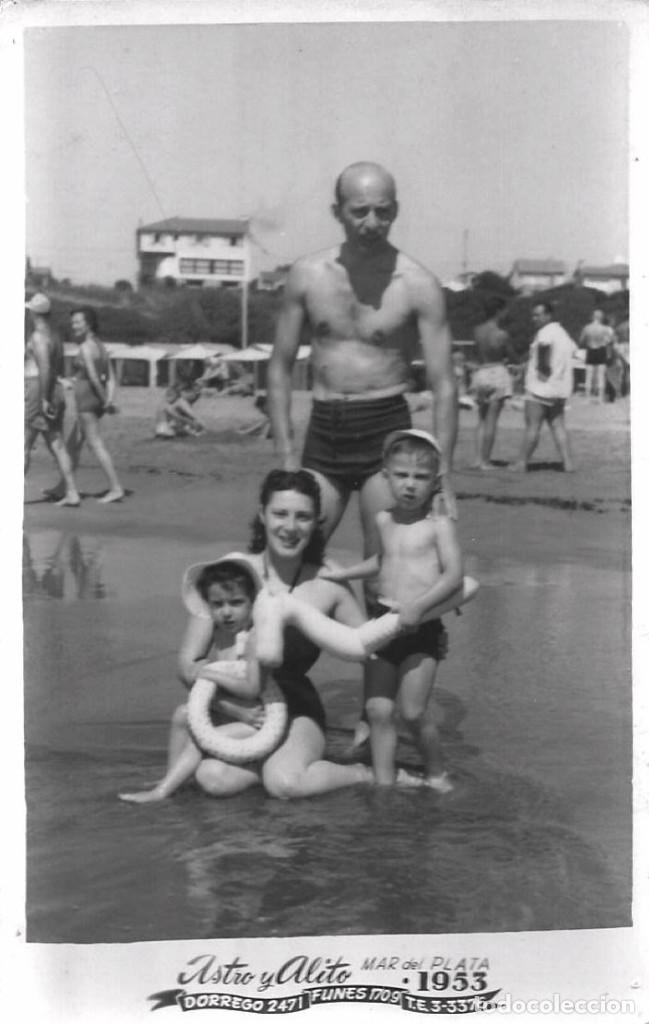 Fotografia antiga: X1871 Bonitos ni&ntilde;os junto a sus padres en ba&ntilde;ador en la playa - Foto Postal 1953