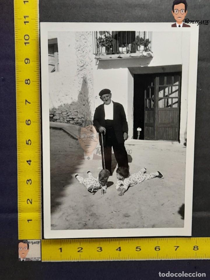 Photographie ancienne: NIETOS A LOS PIES DE SU ABUELO / FOTO ANTIGUA EN BLANCO Y NEGRO - A&Ntilde;OS 60/70 - ESPA&Ntilde;A BAST&Oacute;N Y BOINA