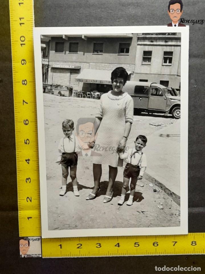 Fotograf&iacute;a antigua: MUJER Y NI&Ntilde;OS FRENTE A FURGONETA CITROEN 2CV / FOTO ANTIGUA EN BLANCO Y NEGRO - A&Ntilde;OS 60/70