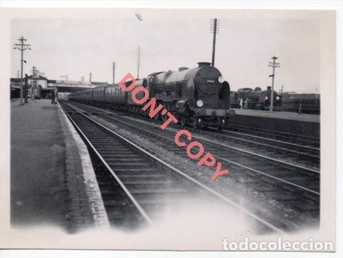 Fotograf&iacute;a antigua: ANTIGUA FOTOGRAFIA, LOCOMOTORA FERROCARRIL BRITANICO,90x65mm