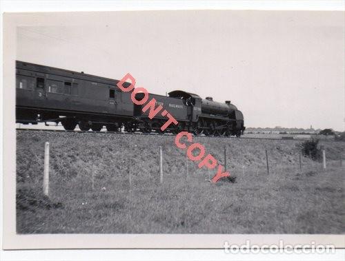Fotograf&iacute;a antigua: ANTIGUA FOTOGRAFIA, LOCOMOTORA FERROCARRIL BRITANICO,90x65mm