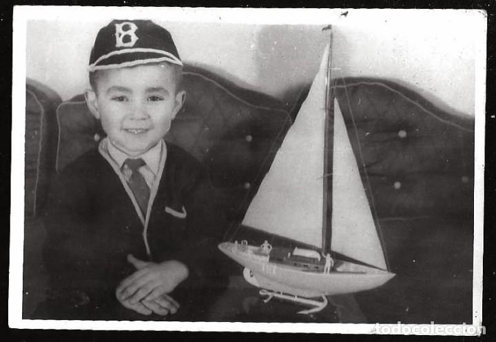 Fotografia antiga: 2010 Ni&ntilde;o con su velero de juguete - Foto 9x6cm 1950'