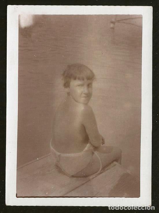 Fotografia antiga: 2024 Ni&ntilde;a en ba&ntilde;ador junto al r&iacute;o - Foto 8x6cm 1940'