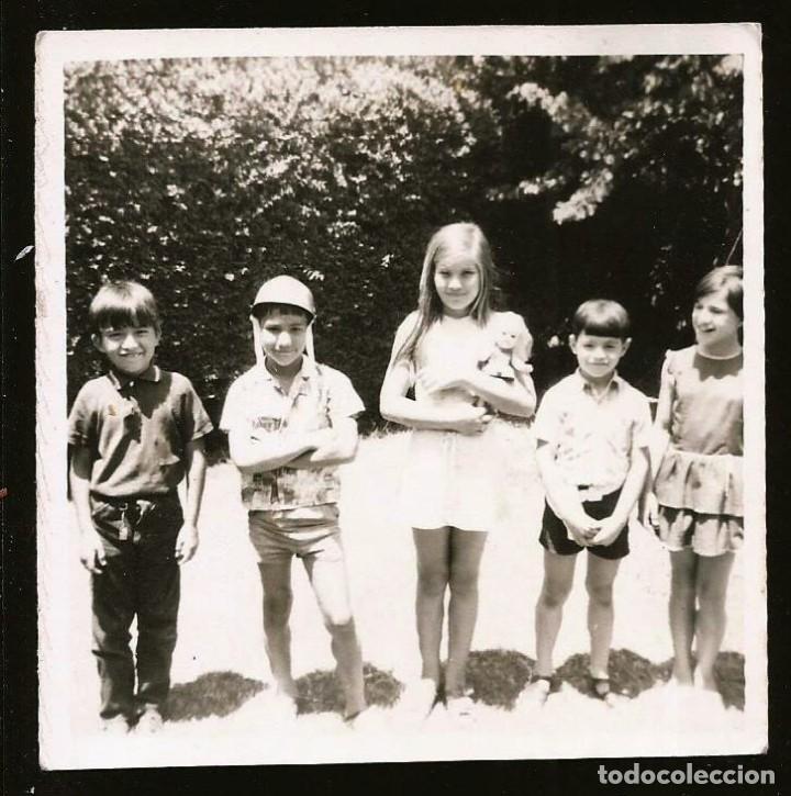 Fotografia antiga: 2026 Bonita ni&ntilde;a con su mu&ntilde;eca junto con sus amigos - Foto 8x8cm 1960'