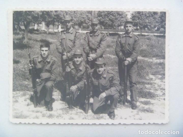 Fotograf&iacute;a antigua: AVIACION : FOTO DE MILITARES DEL EJERCITO DEL AIRE CON ROPA DE CAMPA&Ntilde;A Y MAUSER