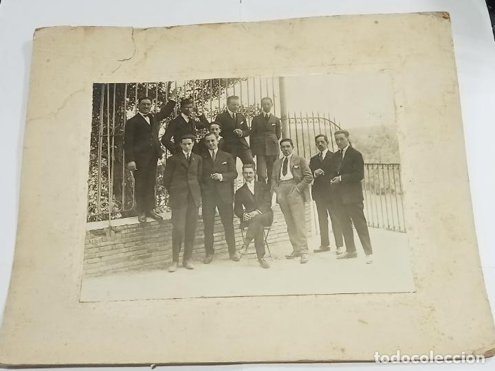 Alte Fotografie: ANTIGUA FOTOGRAFIA ALBUMINA. 23.5 X 18. SE&Ntilde;ORES CON TRAJES DE &Eacute;POCA Y CIGARILLOS. A IDENTIFICAR