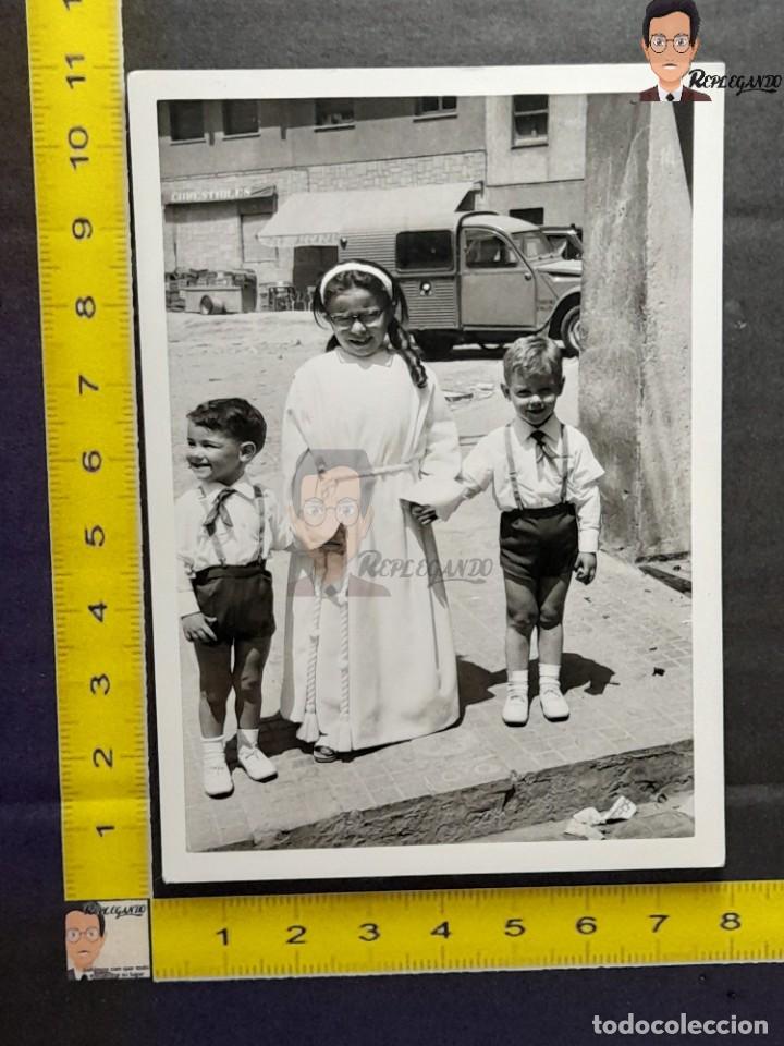 Fotograf&iacute;a antigua: NI&Ntilde;OS FRENTE A FURGONETA CITROEN 2CV / FOTO ANTIGUA EN BLANCO Y NEGRO - A&Ntilde;OS 60/70 - COMESTIBLES