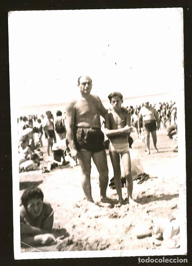Fotografia antiga: 2049 Ni&ntilde;o y hombre en ba&ntilde;ador en la playa - Foto 10x7cm 1950'