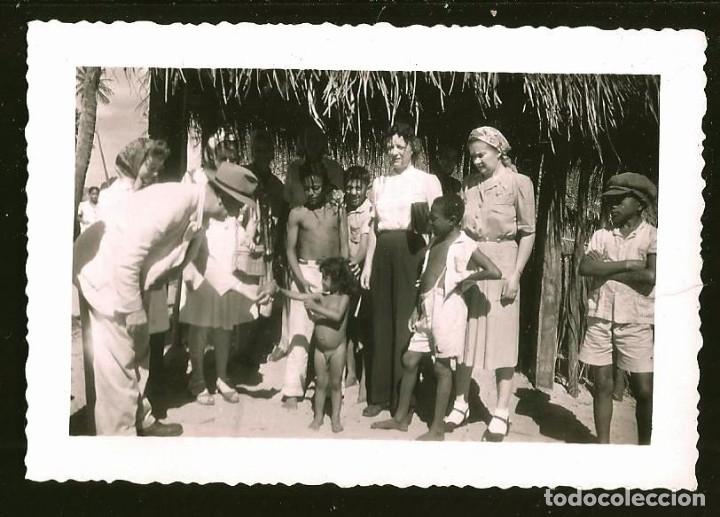 Fotografia antiga: 2050 Ni&ntilde;os Hawaianos o Indonesios desnudo y Turistas visitando su aldea - Foto 9x6cm 1940'