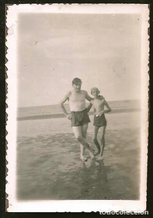 Fotografia antiga: 2051 Ni&ntilde;os en ba&ntilde;ador abrazados en la playa - Foto 8x6cm 1950'