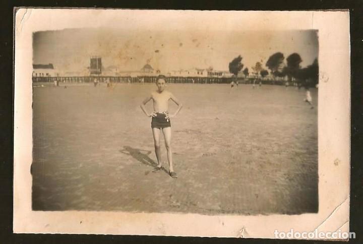 Fotografia antiga: 2052 Bonito Ni&ntilde;o en ba&ntilde;ador en la playa - Foto 9x6cm 1940'