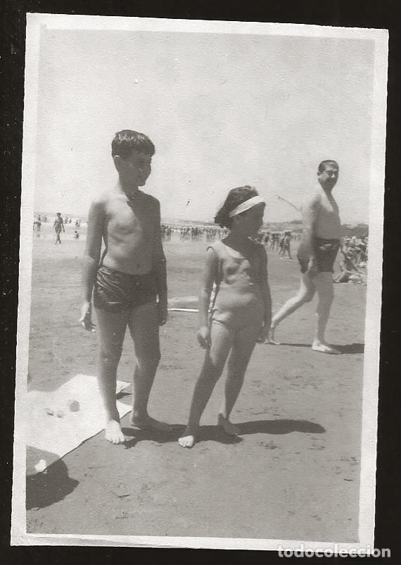 Fotografia antiga: 2054 Bonito ni&ntilde;o y ni&ntilde;a en ba&ntilde;ador en la playa - Foto 9x6cm 1950'