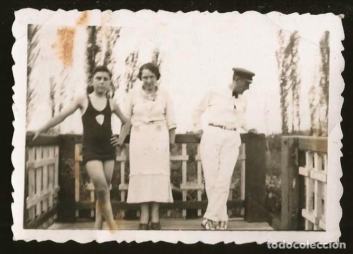 Fotografia antiga: 2060 Joven adolescente en antiguo ba&ntilde;ador junto a sus padres - Foto 8x6cm 1930'