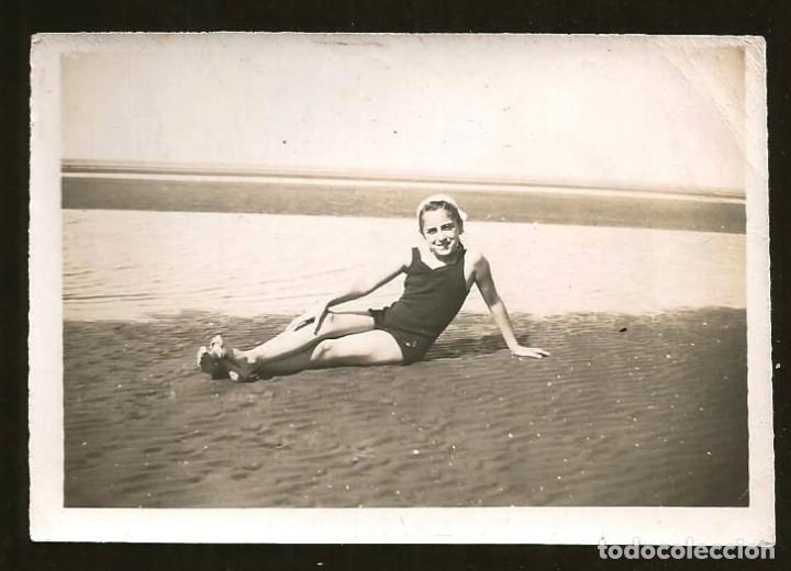 Fotografia antiga: 2061 Joven adolescente en antiguo ba&ntilde;ador recostado en la playa - Foto 8x6cm 1930'