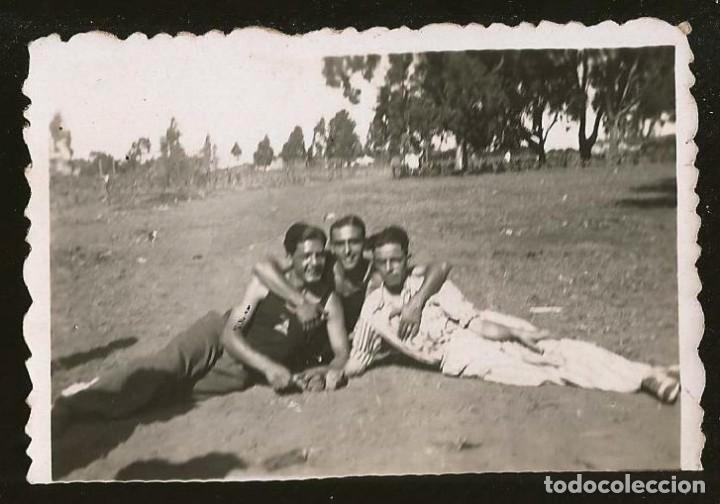 Fotografia antiga: 2065 J&oacute;venes hombres adolescentes abrazados - Foto 8x6cm 1930'