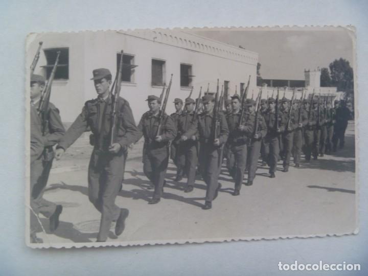 Fotograf&iacute;a antigua: AVIACION : FOTO DE MILITARES DEL EJERCITO DEL AIRE DESFILANDO
