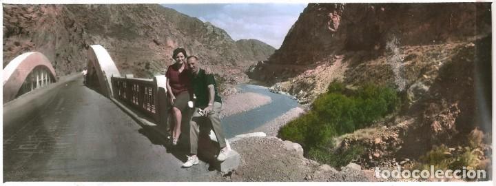 Fotografia antiga: 2071 Puente de Cacheuta Mendoza Argentina & pareja Foto panor&aacute;mica coloreada 30x11cm 1970