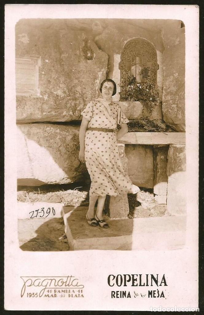 Fotografia antiga: 2075 Mujer junto al santuario de la virgen en Mar del Plata Foto Postal 1935 & agua COPELINA publici