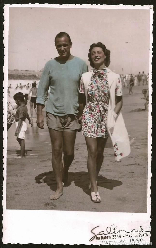 Fotografia antiga: 2076 Joven y elegante hombre y se&ntilde;orita en ba&ntilde;ador caminando en la playa Foto Postal coloreada 1940