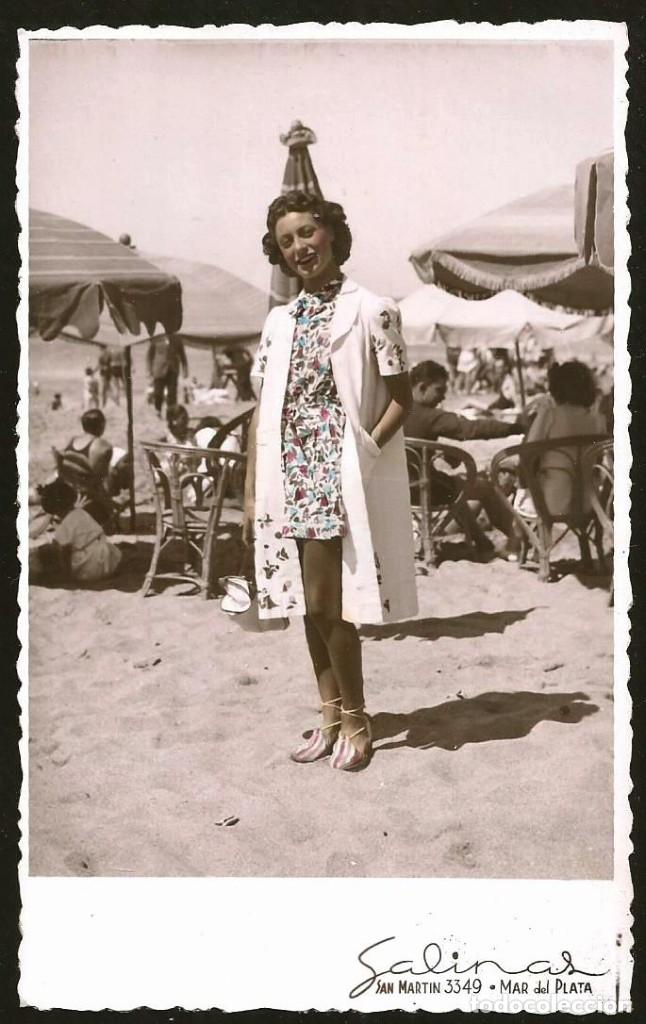 Fotografia antiga: 2077 Bonita y elegante se&ntilde;orita en ropa de playa - Foto Postal coloreada 1940