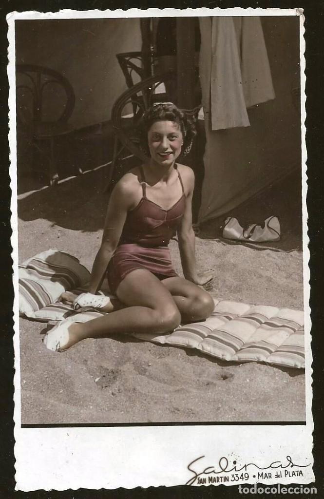 Fotograf&iacute;a antigua: 2079 Bonita se&ntilde;orita en ba&ntilde;ador sentada en la playa - Foto Postal coloreada 1940