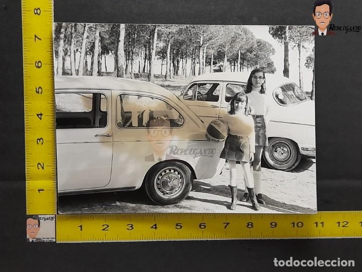 Fotograf&iacute;a antigua: NI&Ntilde;AS CON PELOTA JAB&Oacute;N LAGARTO Y SEAT 850 / FOTO ANTIGUA EN BLANCO Y NEGRO - A&Ntilde;OS 60/70 - PUBLICIDAD