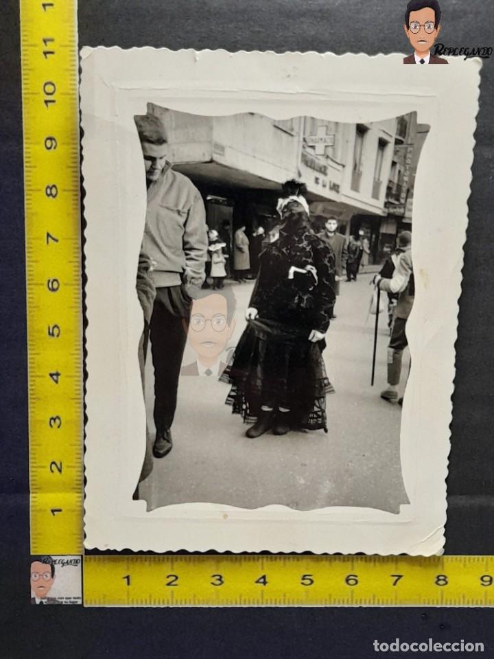 Alte Fotografie: MUJER DISFRAZADA POR LAS CALLES DE PERPIGNAN / FOTO ANTIGUA BLANCO Y NEGRO - A&Ntilde;OS 70 - LA LOGE