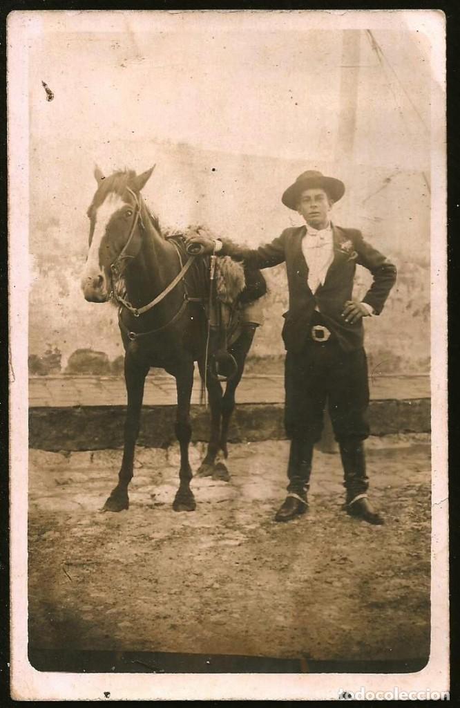Fotograf&iacute;a antigua: 2092 Joven hombre / Gaucho Argentino con su ropa, espuelas y botas & su caballo - Foto Postal 1920'