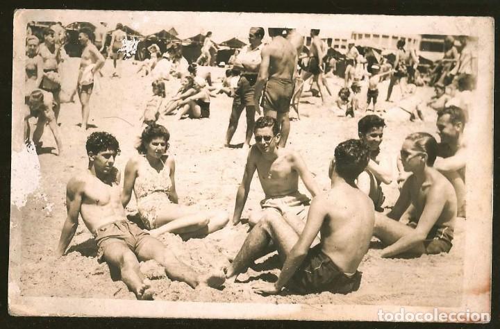 Fotograf&iacute;a antigua: 2101 J&oacute;venes hombres adolescentes y se&ntilde;orita en ba&ntilde;ador sentados en la playa - Foto Postal 1945