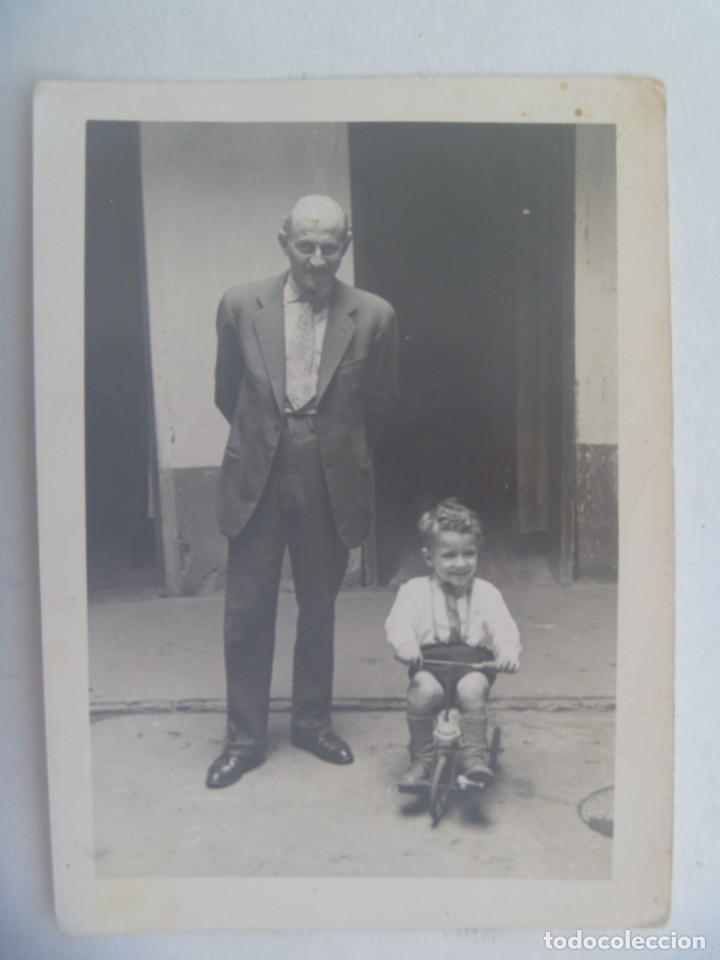 Fotografia antiga: FOTO DE SE&Ntilde;OR Y NI&Ntilde;O CON TRICICLO