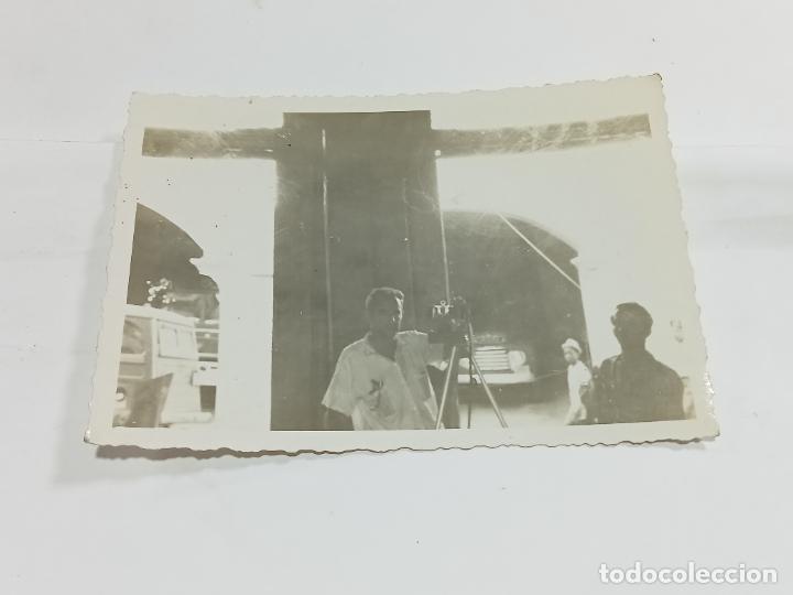 Fotografia antiga: ANTIGUA FOTOGRAF&Iacute;A. CONTRA LUZ EN ESPEJO DE PANADER&Iacute;A LA CAOBA FRENTE CUARTEL BOMBEROS. CUBA. 11 X 8