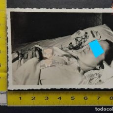 Fotografía antigua: FOTO POST MORTEM DE UNA MUJER JOVEN - FOTO ANTIGUA EN BLANCO Y NEGRO - AÑOS 50 - LIRIOS FLOR. Lote 328052338