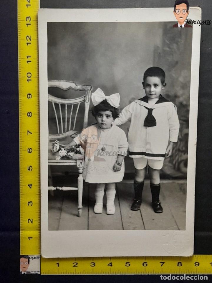 Alte Fotografie: NI&Ntilde;A Y NI&Ntilde;O POSANDO CON FLORES / FOTO ANTIGUA DE ESTUDIO EN BLANCO Y NEGRO - A&Ntilde;OS 30 - SILLA