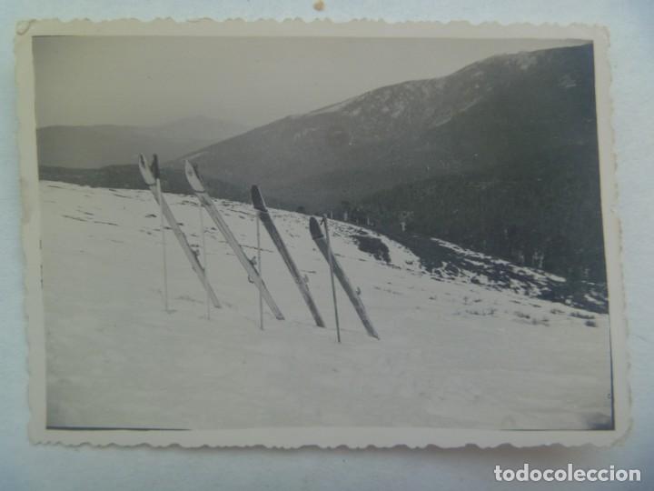 Fotograf&iacute;a antigua: FOTO DE UNOS ESQUIES CLAVADOS EN LA NIEVE