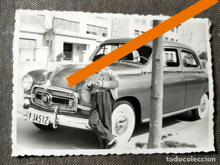Fotograf&iacute;a antigua: Antigua fotograf&iacute;a. coche Seat 1400 b. foto a&ntilde;os 50.