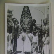 Fotografía antigua: SEMANA SANTA DE LA PALMA DEL CONDADO ( HUELVA ) : FOTO DE NIÑA CON VARA Y DETRAS BACALAO. DE MUDO. Lote 364472301
