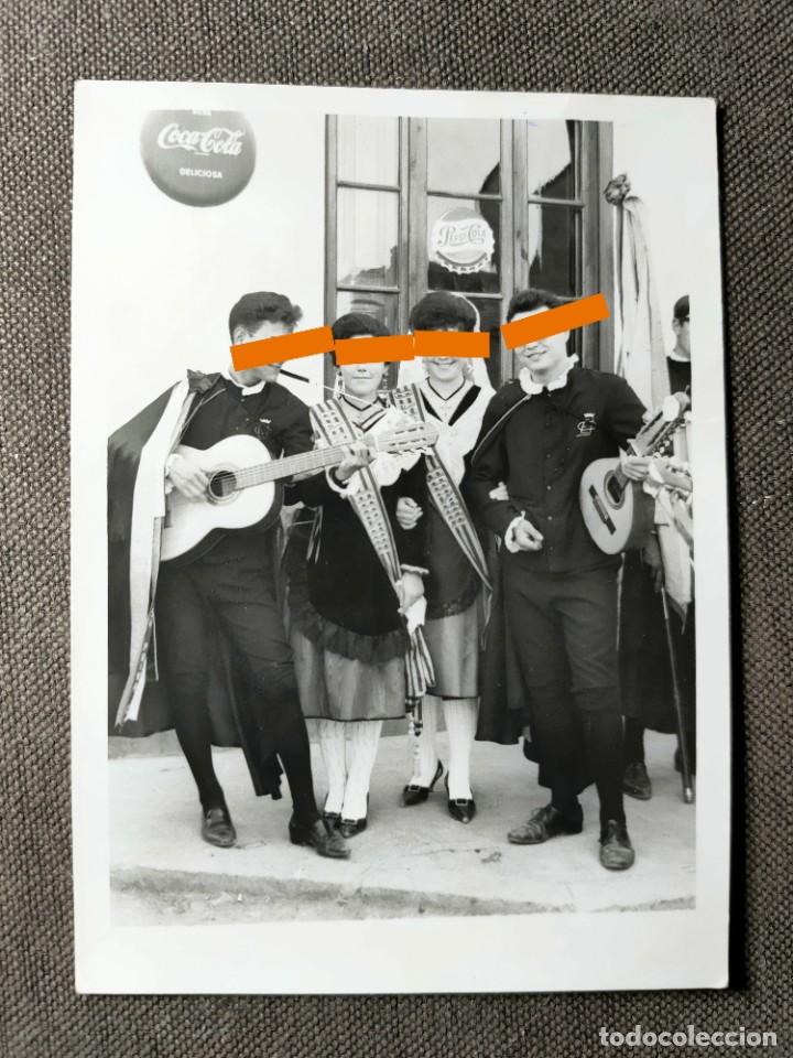 Fotografia antica: Antigua fotograf&iacute;a. Tuna al fondo chapa de Coca-Cola y Pepsi cola. Fot&oacute;grafo changay Castell&oacute;n. 1963
